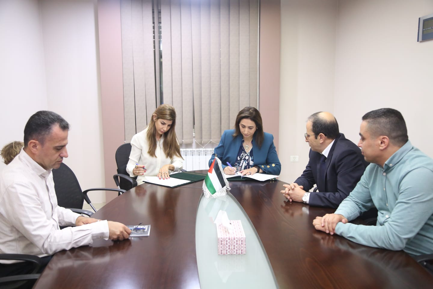 جانب من توقيع الاتفاقية